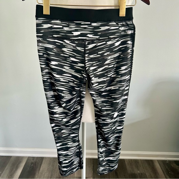 Nike Dri-Fit Ladies’ Activewear Capri Leggings - Size S - Picture 2 of 9